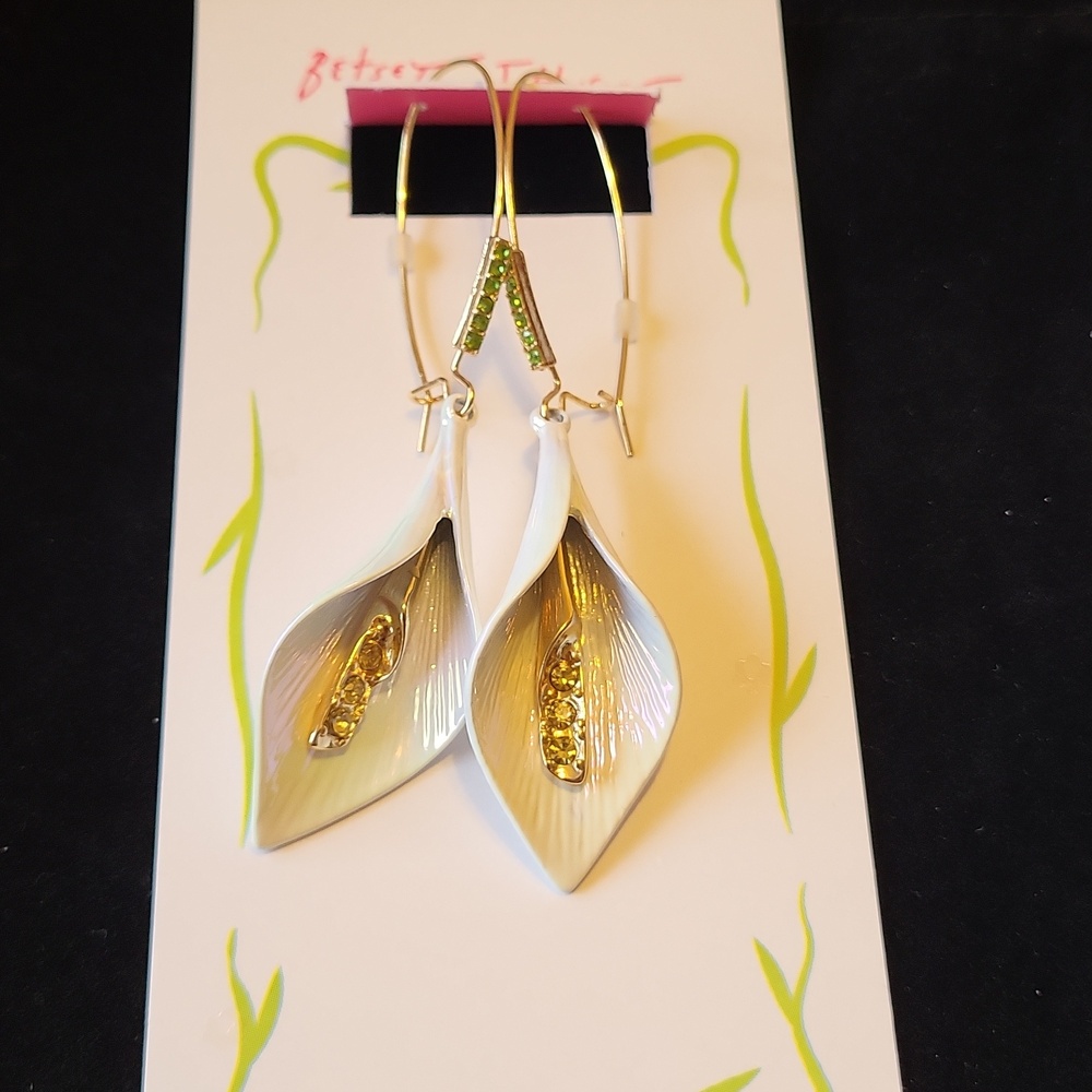 Betsey Johnson Calla Lily Drop Earrings Bnwt
